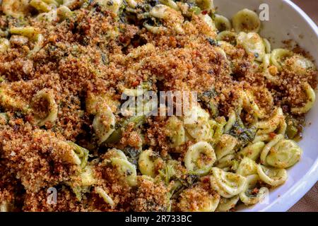 Orecchiette con verdure di rapa e pangrattato fritto. Piatto tipico della cucina pugliese, Italia meridionale. Cibo italiano, piatto di pasta Foto Stock
