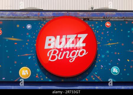 Un primo piano di un cartello Buzz Bingo fuori da una sala bingo a Barnsley, South Yorkshire Foto Stock