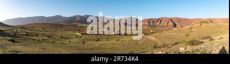 Panorama delle abitazioni nella regione di Tizourgane, montagne dell'Anti-Atlante sullo sfondo, Marocco Foto Stock