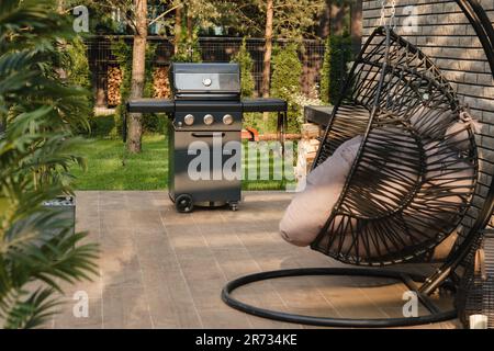 Un grande barbecue grill si trova nel cortile sulla strada della terrazza. Foto Stock