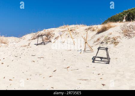 Siti di nidificazione per tartarughe ovaiole con strutture protettive in sabbia in una giornata di sole estate. Isola delle tartarughe vicino all'isola greca di Zante nello Ionio Foto Stock