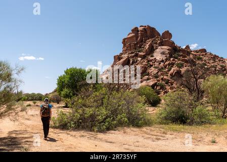 Un escursionista al famoso cappello di Napoleone nella valle di Tafrout nelle montagne anti-Atlante, Marocco Foto Stock