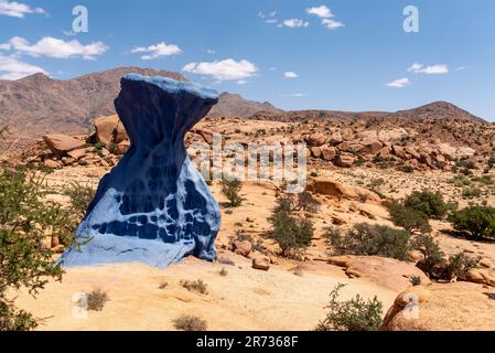 Famose rocce dipinte nella valle di Tafraoute nel sud del Marocco Foto Stock