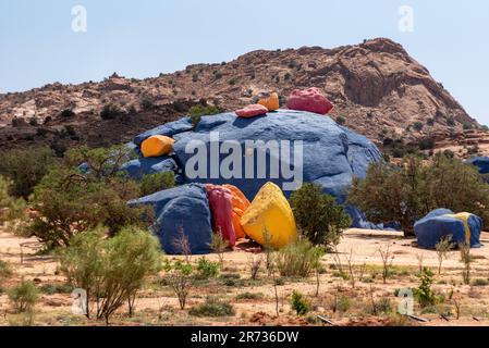 Famose rocce dipinte nella valle di Tafraoute nel sud del Marocco Foto Stock