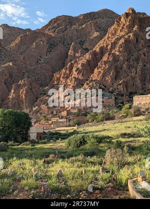 Bellissimo piccolo villaggio Oumesnat con case in argilla nelle montagne anti-Atlante del Marocco Foto Stock