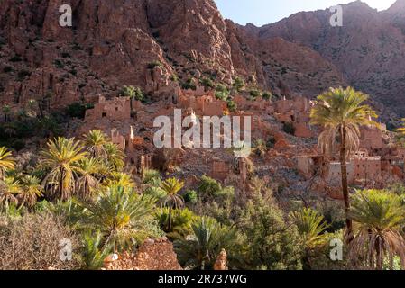 Bellissimo piccolo villaggio Oumesnat con case in argilla tipica nelle montagne anti-Atlante del Marocco Foto Stock