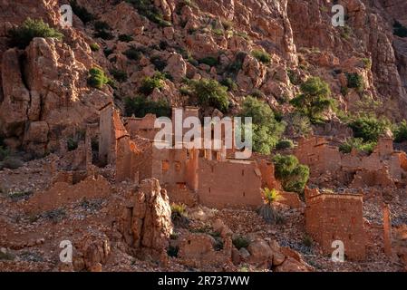 Bellissimo piccolo villaggio Oumesnat con case in argilla tipica nelle montagne anti-Atlante del Marocco Foto Stock