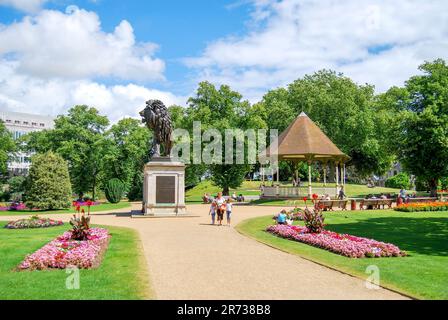 Statua del leone e bandstand, Forbury Gardens, Reading, Berkshire, Inghilterra, Regno Unito Foto Stock