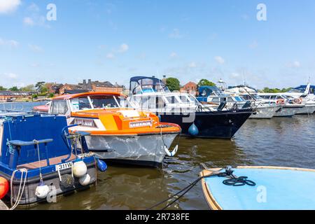 Barche ormeggiate a Oulton Broad Lake, Oulton Broad, Lowestoft, Suffolk, Inghilterra, Regno Unito Foto Stock