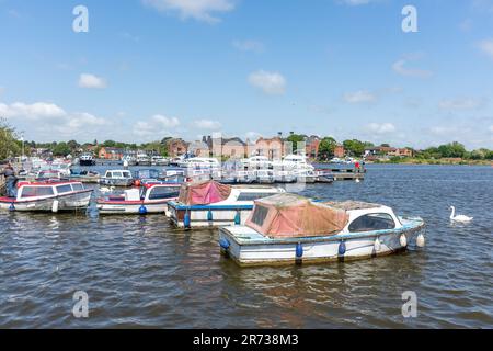 Barche ormeggiate a Oulton Broad Lake, Oulton Broad, Lowestoft, Suffolk, Inghilterra, Regno Unito Foto Stock