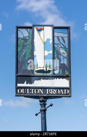 Cartello Village, Bridge Road, Oulton Broad, Lowestoft, Suffolk, Inghilterra, Regno Unito Foto Stock