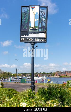 Cartello Village, Bridge Road, Oulton Broad, Lowestoft, Suffolk, Inghilterra, Regno Unito Foto Stock