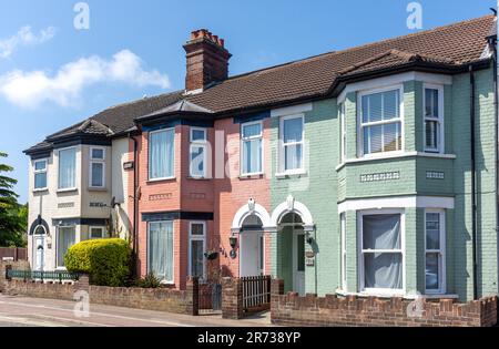 Cottage colorati, Bridge Road, Oulton Broad, Lowestoft, Suffolk, Inghilterra, Regno Unito Foto Stock