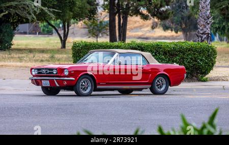 Una Ford Mustang del 1966 al North Modesto Kiwanis American Graffiti Car Show & Festival Foto Stock