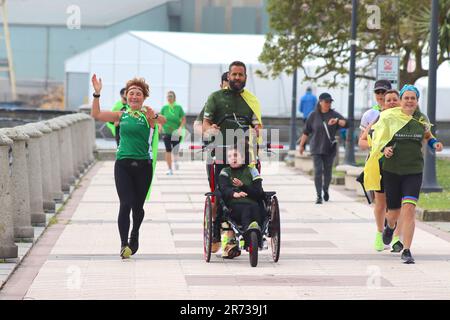 Marines ENKI Charity Run a la Coruna, Spagna, sottolinea la consapevolezza di dare ai bambini disabili l'opportunità di partecipare con corridori corposi. Foto Stock