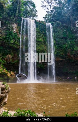 La cascata di Misol ha consiste di una singola cascata di 35 m di altezza che cade in una singola piscina, quasi circolare, in mezzo alla vegetazione tropicale. È seduto Foto Stock