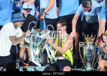 Manchester, Regno Unito. 12th giugno, 2023. Jack Grealish di Manchester City durante la parata di vittoria della città di Manchester per la Coppa europea, la Coppa fa e la Premier League, nelle strade di Manchester, Inghilterra settentrionale il 12 giugno 2023 (Foto di Phil Bryan/Alamy Live News) Credit: Philip Bryan/Alamy Live News Foto Stock