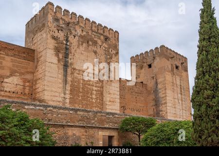 Alcazaba con Torre del Homenaje (Torretta) e Torre spezzata (Torre Quebrada) all'Alhambra - Granada, Andalusia, Spagna Foto Stock
