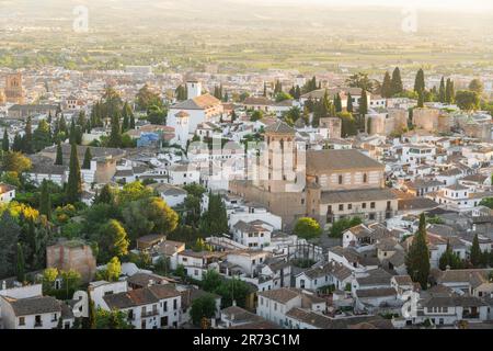 Veduta aerea Chiesa di San Salvador e Chiesa di San Nicolas - Granada, Andalusia, Spagna Foto Stock