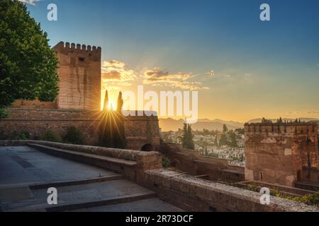 Alcazaba al tramonto con Torre del Homenaje (Torretta) e Torre della Torretta (Torre del Cubo) all'Alhambra - Granada, Andalusia, Spagna Foto Stock
