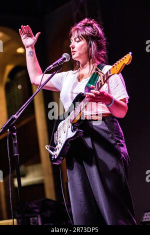 Milano, Italia. 12th giugno, 2023. Il cantautore americano ANGEL OLSEN suona dal vivo sul palco ai Giardini della Triennale durante il 'solo in Italy 2023 Tour' Credit: Rodolfo Sassano/Alamy Live News Foto Stock