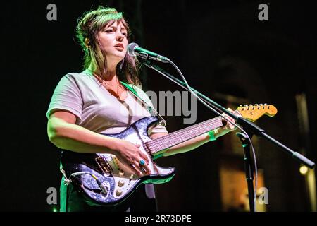 Milano, Italia. 12th giugno, 2023. Il cantautore americano ANGEL OLSEN suona dal vivo sul palco ai Giardini della Triennale durante il 'solo in Italy 2023 Tour' Credit: Rodolfo Sassano/Alamy Live News Foto Stock