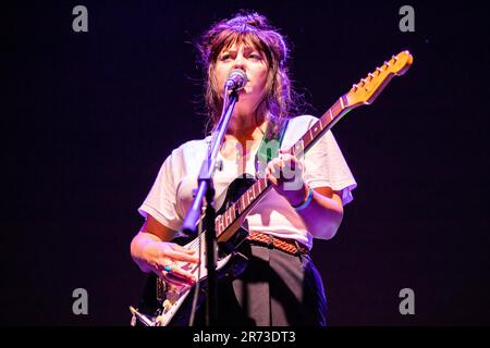 Milano, Italia. 12th giugno, 2023. Il cantautore americano ANGEL OLSEN suona dal vivo sul palco ai Giardini della Triennale durante il 'solo in Italy 2023 Tour' Credit: Rodolfo Sassano/Alamy Live News Foto Stock