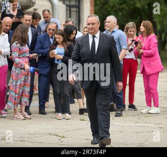 Bucarest, Romania. 12th giugno 2023: Nicolae Ciuca, presidente del Partito Liberale Nazionale (PNL), che oggi si è dimesso come Premier rumeno, lascia il quartier generale del partito a Bucarest per incontrare presso il quartier generale del governo i presidenti del Partito socialdemocratico e dell'Alleanza Democratica degli Ungheresi in Romania (UDMR) per negoziare la configurazione del nuovo governo. Credit: lcv/Alamy Live News Foto Stock