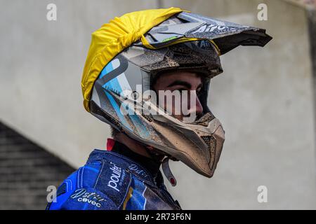 Manchester, Regno Unito. 12th giugno, 2023. Kye Thomson guarda le corse durante la partita di Sports Insure Premiership tra Belle Vue Aces e King's Lynn Stars al National Speedway Stadium di Manchester, lunedì 12th giugno 2023. (Foto: Ian Charles | NOTIZIE MI) Credit: NOTIZIE MI & Sport /Alamy Live News Foto Stock