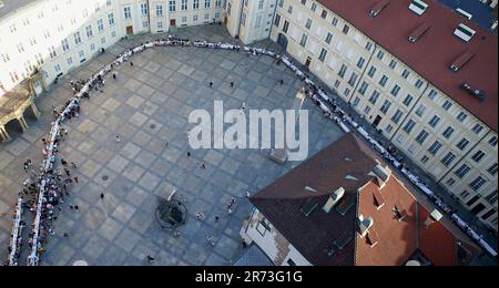 Praga, Repubblica Ceca. 12th giugno, 2023. La gente partecipa a un lungo evento di tavola al Castello di Praga, nella Repubblica Ceca, il 12 giugno 2023. Intorno a St. Fu allestito un tavolo a forma di cuore lungo circa 400 metri Cattedrale di Vito al Castello di Praga il Lunedi. I residenti e i visitatori di Praga sono stati accolti per partecipare all'evento con i propri piatti e condividere con gli altri. Credit: Dana Kesnerova/Xinhua/Alamy Live News Foto Stock