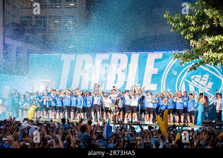 Manchester, Regno Unito. 12th giugno, 2023. Il giocatore e il personale di Manchester City festeggiano durante la parata di vittoria della città di Manchester per la Coppa Europa, la Coppa fa e la Premier League, nelle strade di Manchester, nel nord dell'Inghilterra, il 12 giugno 2023 (Foto di Phil Bryan/Alamy Live News) Credit: Philip Bryan/Alamy Live News Foto Stock