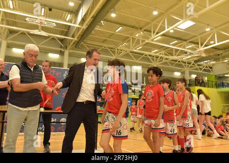 Vigo, Spagna. Giu, 11th, 2023. Il sindaco di Vigo, Abel Caballero, presenta medaglie a tutti i giocatori e partecipanti al torneo di mini basket Foto Stock