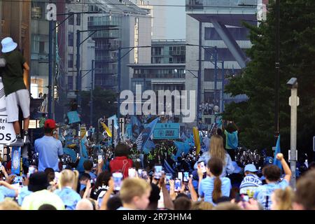 Manchester, Regno Unito. 12th giugno, 2023. Una visione generale come gli autobus open top di Manchester City si avvicinano durante la parata di vittoria della città di Manchester per la Coppa europea, la Coppa fa e la Premier League, nelle strade di Manchester, Inghilterra settentrionale il 12 giugno 2023 (Foto di Phil Bryan/Alamy Live News) Credit: Philip Bryan/Alamy Live News Foto Stock