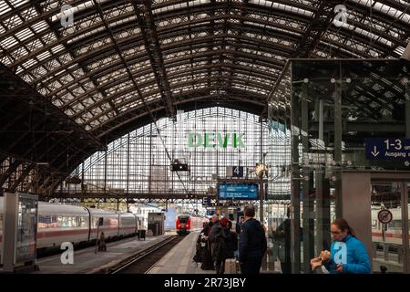 Immagine di un treno suburbano di Koln S Bahn che entra nella stazione ferroviaria di Koln Hbf a Colonia, Germania. Köln Hauptbahnhof o la stazione centrale di Colonia Foto Stock