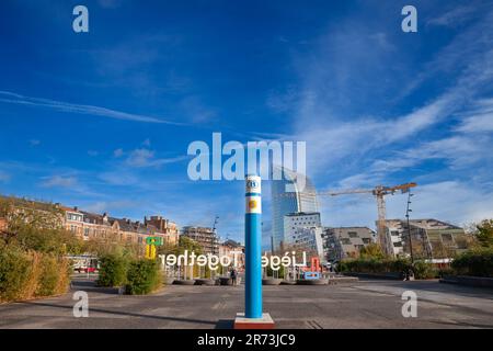 Immagine di un tipico panorama del centro della città di Liegi, Belgio, con tour des finances visto dalla stazione ferroviaria di Guillemins con il logo di SNCB NM Foto Stock