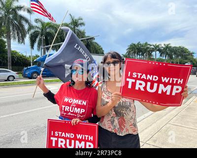 Miami, Stati Uniti. 12th giugno, 2023. Due sostenitori di Trump ricevono l'ex presidente Donald Trump fuori dal suo hotel di Miami con i cartelli che indicano "sono dietro Trump". Nel caso della gestione di documenti segreti del governo, l’ex presidente americano Donald Trump deve comparire in tribunale questo martedì a Miami. Credit: Magdalena Tröndle/dpa/Alamy Live News Foto Stock