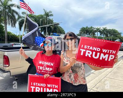 Miami, Stati Uniti. 12th giugno, 2023. Due sostenitori di Trump ricevono l'ex presidente Donald Trump fuori dal suo hotel di Miami con i cartelli che indicano "sono dietro Trump". Nel caso della gestione di documenti segreti del governo, l’ex presidente americano Donald Trump deve comparire in tribunale questo martedì a Miami. Credit: Magdalena Tröndle/dpa/Alamy Live News Foto Stock