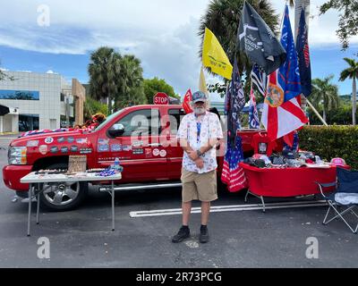 Miami, Stati Uniti. 12th giugno, 2023. Pete Crotty, sostenitore di Trump di Orlando (Florida), è venuto a Miami per dare il benvenuto all'ex presidente al suo arrivo in hotel. Nel caso della gestione di documenti segreti del governo, l’ex presidente americano Donald Trump deve comparire in tribunale questo martedì a Miami. Credit: Magdalena Tröndle/dpa/Alamy Live News Foto Stock