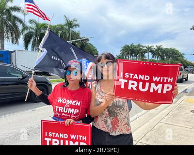 Miami, Stati Uniti. 12th giugno, 2023. Due sostenitori di Trump ricevono l'ex presidente Donald Trump fuori dal suo hotel di Miami con i cartelli che indicano "sono dietro Trump". Nel caso della gestione di documenti segreti del governo, l’ex presidente americano Donald Trump deve comparire in tribunale questo martedì a Miami. Credit: Magdalena Tröndle/dpa/Alamy Live News Foto Stock