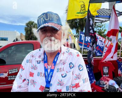 Miami, Stati Uniti. 12th giugno, 2023. Pete Crotty, sostenitore di Trump di Orlando (Florida), è venuto a Miami per dare il benvenuto all'ex presidente al suo arrivo in hotel. Nel caso della gestione di documenti segreti del governo, l’ex presidente americano Donald Trump deve comparire in tribunale questo martedì a Miami. Credit: Magdalena Tröndle/dpa/Alamy Live News Foto Stock