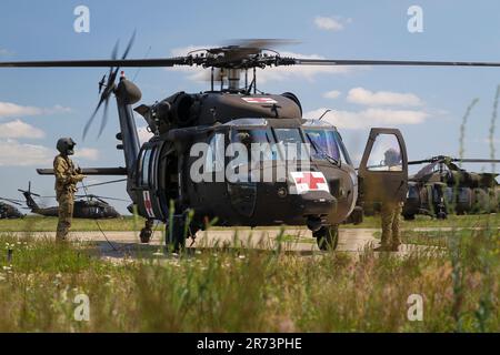 NEGLI STATI UNITI Esercito HH-60m L'elicottero MEDEVAC Blackhawk assegnato alla Brigata dell'Aviazione di combattimento 3rd, 3rd divisione fanteria, si prepara al decollo come parte di un esercizio ospedaliero di nove linee (HOSPEX) durante il Saber Guardian 23 a Mihail Kogalniceanu, Romania, 4 giugno 2023. DEFENDER 23 è un ente statunitense L'Esercito Europa e Africa hanno guidato l'esercizio incentrato sullo spiegamento strategico delle forze continentali con sede negli Stati Uniti, sull'impiego delle azioni preposizionate dell'Esercito e sull'interoperabilità con alleati e partner. In programma dal 22 aprile al 23 giugno, DEFENDER 23 dimostra la capacità di USAREU-AF di aggregare le comunicazioni con sede negli Stati Uniti Foto Stock