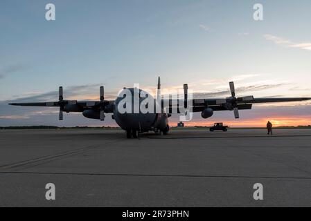 NEGLI STATI UNITI Air Force C-130 Hercules Airlift Wing 182nd, Illinois National Guard, è montato sulla linea di volo per il trasporto di Airmen e attrezzature in Germania per l'esercizio Air Defender 2023 (AD23), Peoria, Illinois, 29 maggio 2023. L'esercizio AD23 integra sia la forza aerea degli Stati Uniti che quella degli alleati per difendere i valori condivisi, sfruttando e rafforzando al contempo partnership vitali per scoraggiare l'aggressione in tutto il mondo. (STATI UNITI Foto della Guardia Nazionale aerea del personale Sgt. Paul Helmig) Foto Stock