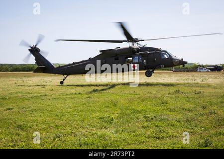 NEGLI STATI UNITI Esercito HH-60m L'elicottero MEDEVAC Blackhawk assegnato alla Brigata dell'Aviazione di combattimento 3rd, 3rd Divisione di Fanteria, atterra al 512th Field Hospital come parte di un esercizio ospedaliero di nove linee (HOSPEX) presso il 512th Field Hospital durante il Saber Guardian 23 a Mihail Kogalniceanu, Romania, 4 giugno 2023. DEFENDER 23 è un ente statunitense L'Esercito Europa e Africa hanno guidato l'esercizio incentrato sullo spiegamento strategico delle forze continentali con sede negli Stati Uniti, sull'impiego delle azioni preposizionate dell'Esercito e sull'interoperabilità con alleati e partner. Dal 22 aprile al 23 giugno, DEFENDER 23 dimostra USAREU Foto Stock