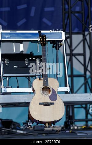 Chitarra acustica sul palco. Montreal, Canada Foto Stock