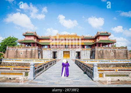 Hue, Vietnam, 18 novembre 2022: Porta meridiana della città imperiale di Hue, Vietnam centrale Foto Stock