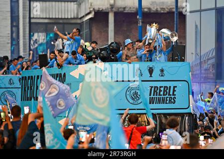 Manchester, Regno Unito. 12th giugno, 2023. I giocatori della città di Manchester sollevano i trofei della Premier League e della Champions League ai tifosi durante la loro Treble Winning Victory Parade che termina al Municipio di Manchester. Data foto: 12th giugno 2023. Il credito dell'immagine dovrebbe essere: Gary Oakley/Sportimage Credit: Sportimage Ltd/Alamy Live News Foto Stock