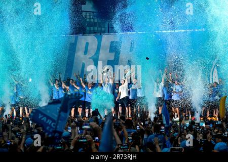 Manchester, Regno Unito. 12th giugno, 2023. I giocatori della città di Manchester sollevano i tre trofei alla folla durante la loro Treble Winning Victory Parade che termina al Municipio di Manchester. Data foto: 12th giugno 2023. Il credito dell'immagine dovrebbe essere: Gary Oakley/Sportimage Credit: Sportimage Ltd/Alamy Live News Foto Stock