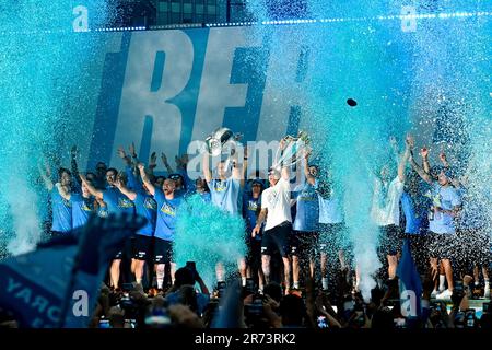 Manchester, Regno Unito. 12th giugno, 2023. I giocatori della città di Manchester sollevano i tre trofei alla folla durante la loro Treble Winning Victory Parade che termina al Municipio di Manchester. Data foto: 12th giugno 2023. Il credito dell'immagine dovrebbe essere: Gary Oakley/Sportimage Credit: Sportimage Ltd/Alamy Live News Foto Stock