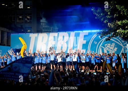 Manchester, Regno Unito. 12th giugno, 2023. I giocatori della città di Manchester sollevano i tre trofei alla folla durante la loro Treble Winning Victory Parade che termina al Municipio di Manchester. Data foto: 12th giugno 2023. Il credito dell'immagine dovrebbe essere: Gary Oakley/Sportimage Credit: Sportimage Ltd/Alamy Live News Foto Stock