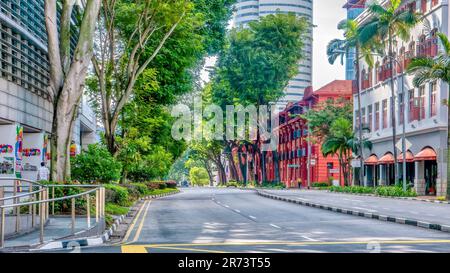 Singapore - 6 dicembre 2015. Maxwell Rd vicino a Peck Seah St a Chinatown, la domenica mattina. L'edificio rosso fu il Red Dot Design Museum, che si trasferì. Foto Stock